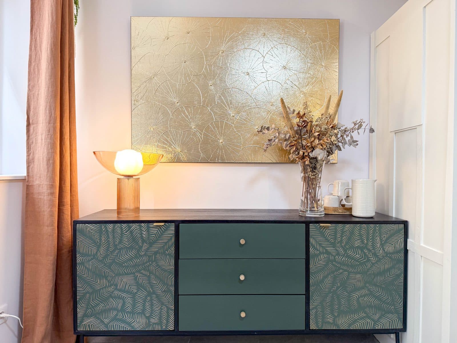 Console, fleurs séchées et lumière douce du cabinet