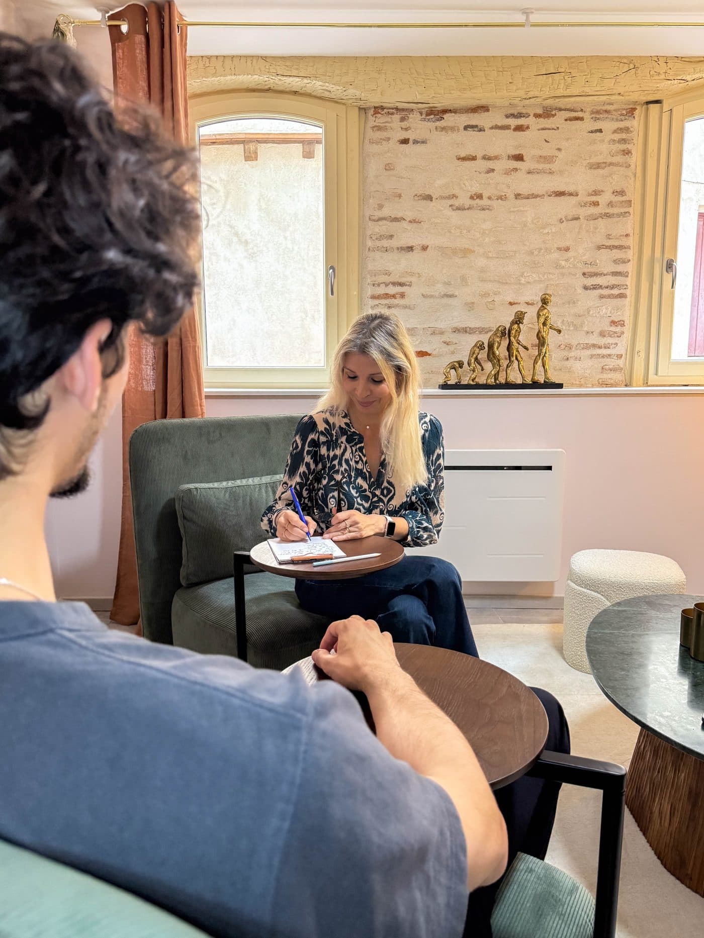 Séverine Paulin en consultation avec un client dans son cabinet de naturopathie à Castres